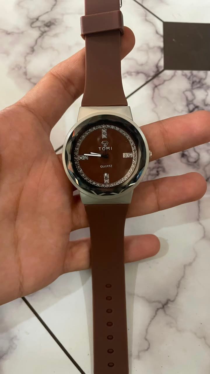 TOMI Luxury Brown Dial Quartz Analog Watch – Elegant Crystal Detail - Image 4